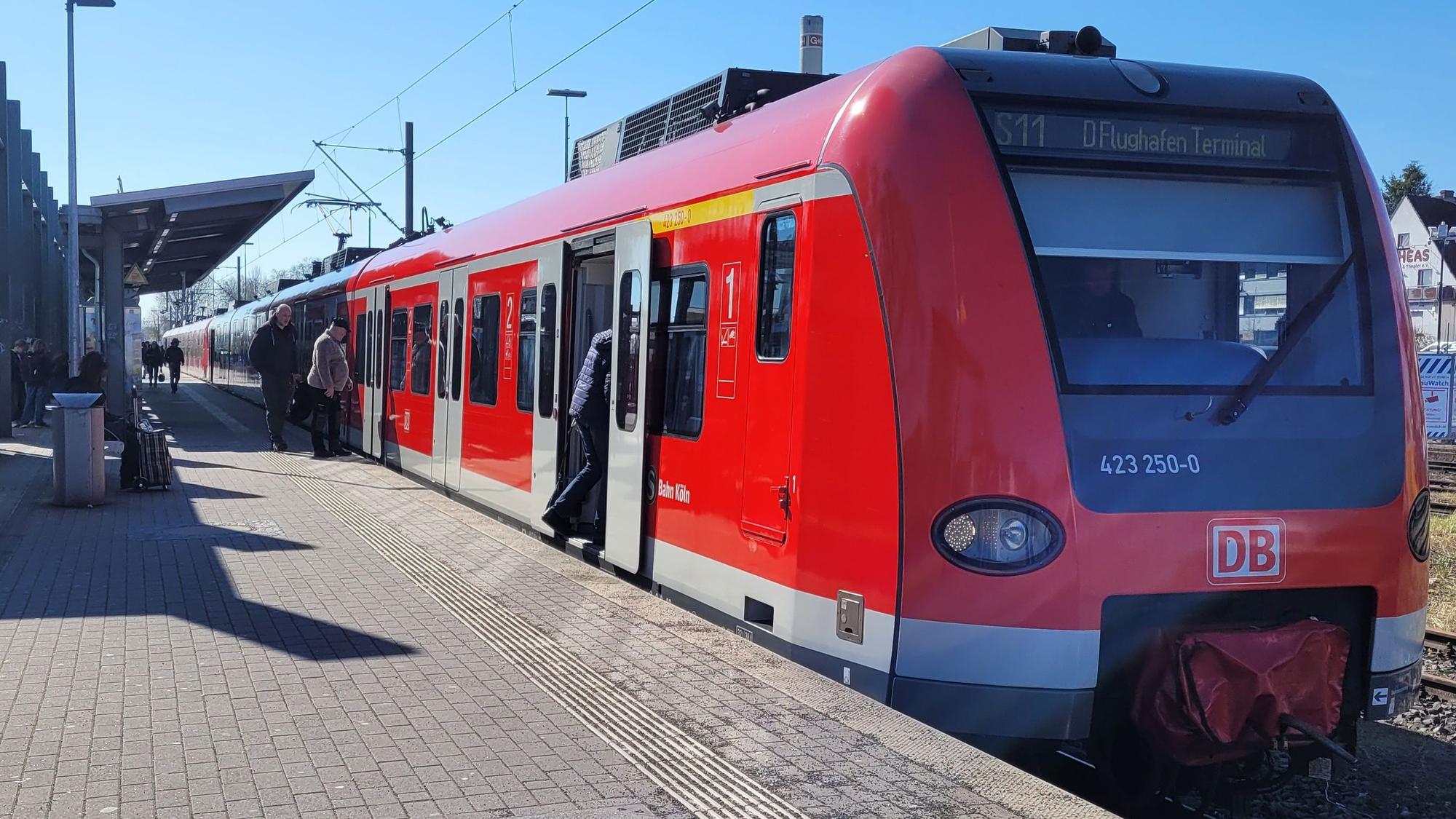 Die S11 steht am Bahngleis in Bergisch Gladbach.