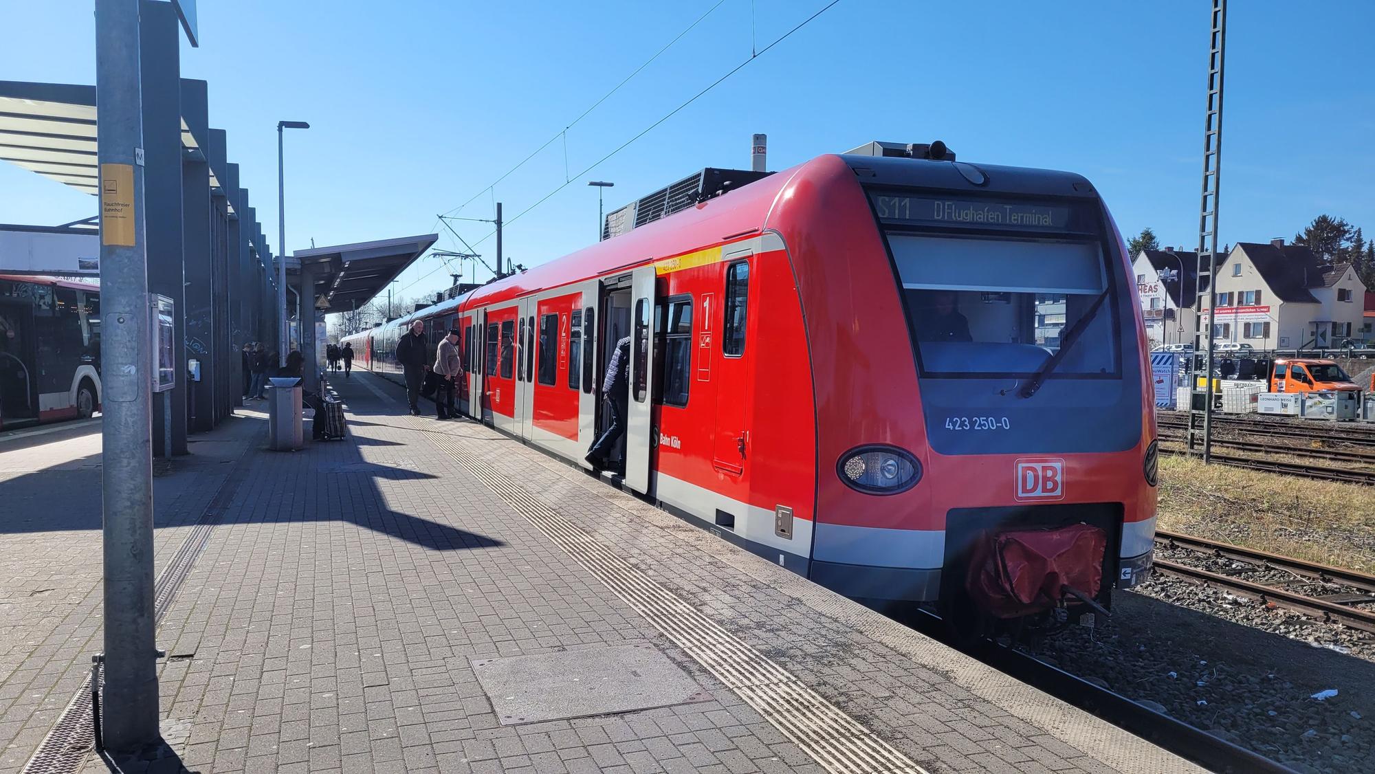 Das Bild zeigt eine S-Bahn im Bahnhof Bergisch Gladbach