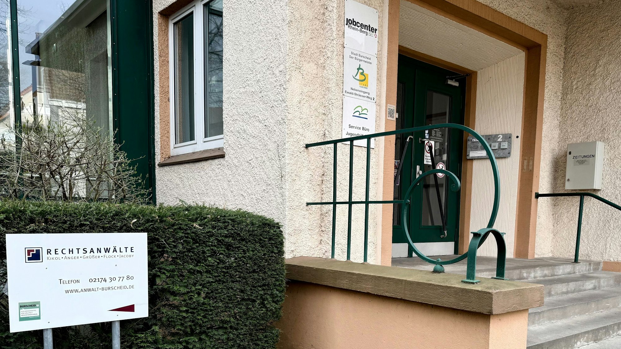 Schilder am Seiteneingang des Burscheider Rathauses