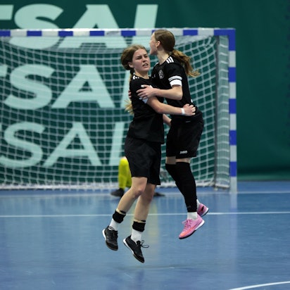 Zwei Zülpicher Spielerinnen jubeln miteinander, eine Gegenspielerin im Hintergrund dreht sich enttäuscht ab.