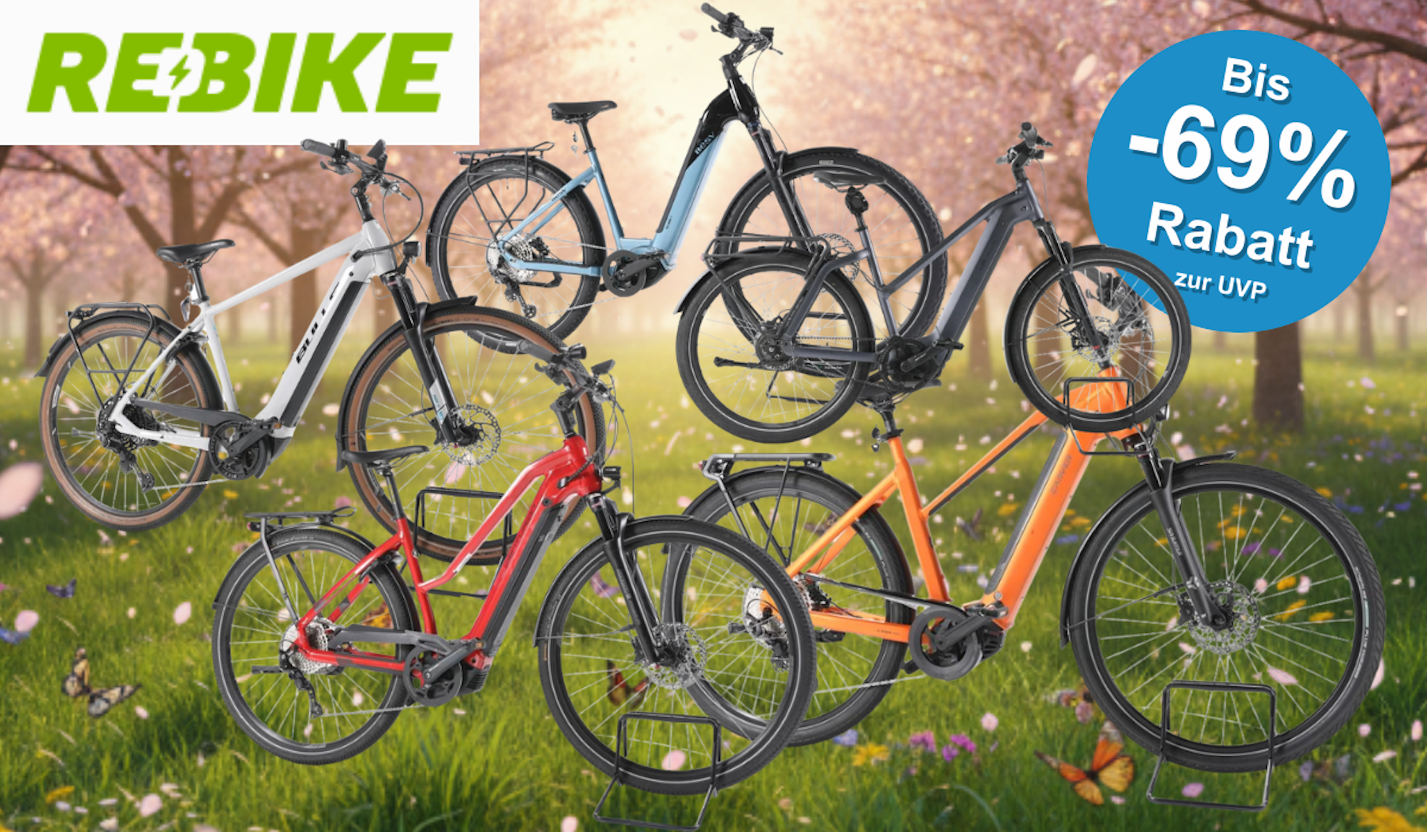 E-Bikes Trekking, City und E-Mountain-Bikes verschiedener Marken vor einer verschneiten Innenstadt.