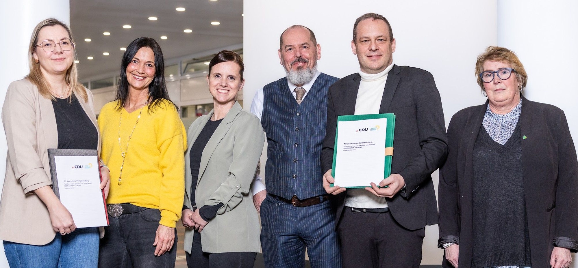 Koalition eingetütet, mit klaren personellen Vorteilen für den kleineren Partner: (v.l.): Stephanie Bethmann, Tina Conrady, Kathleen Bausch, Thommy Mewes (Grüne), Stephan D. Bremer und Petra Dünnwald (CDU).
