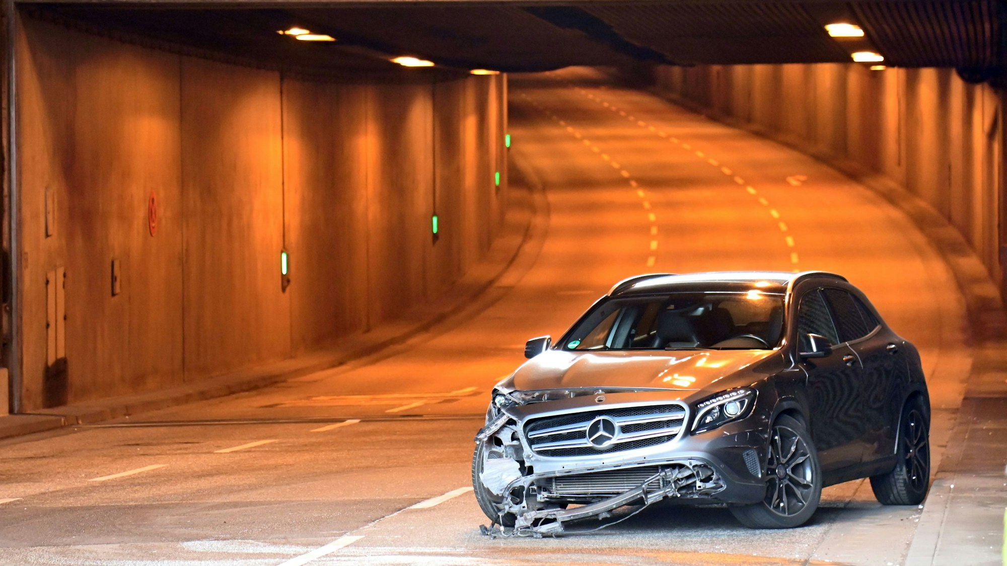 Verunglücktes Auto steht im Rheinufertunnel.