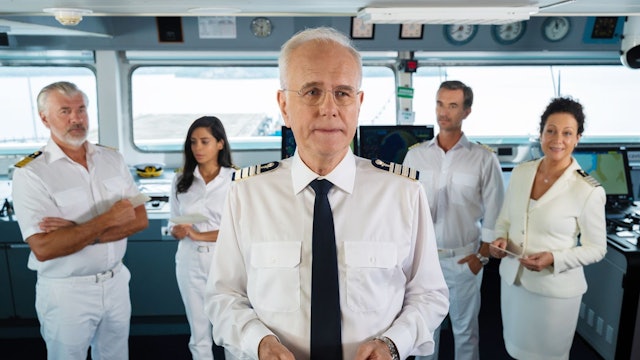 Harald Schmidt (Mitte) ist gern gesehener Star-Gast auf dem „Traumschiff“. Auch wenn mancher Fan findet, dass er in der Rolle übertreibe. (Bild: ZDF/Dirk Bartling)