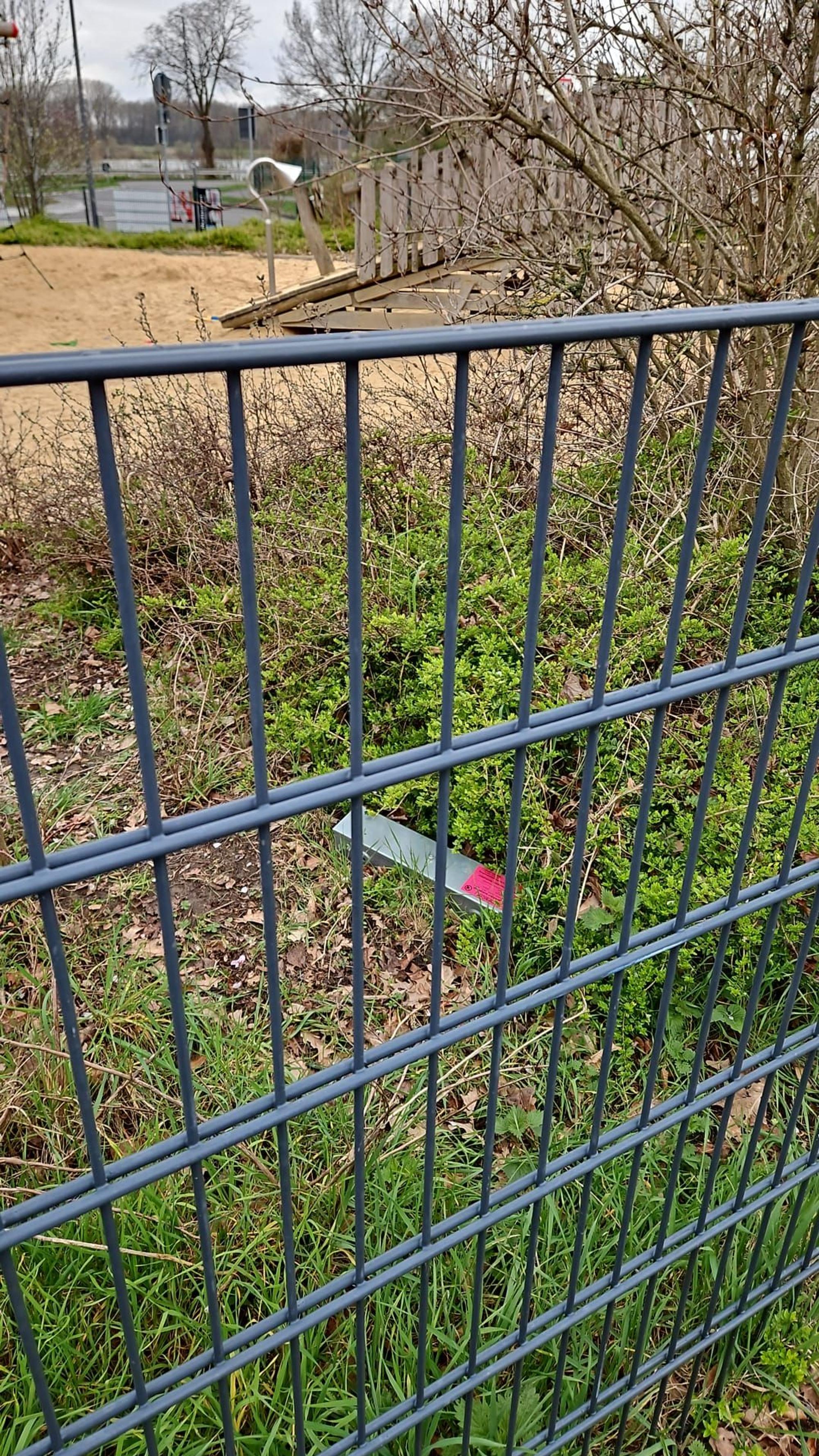 Auf einem Spielplatz in Hitdorf hat die Stadtverwaltung Rattengift auslegen lassen. Foto: ksta