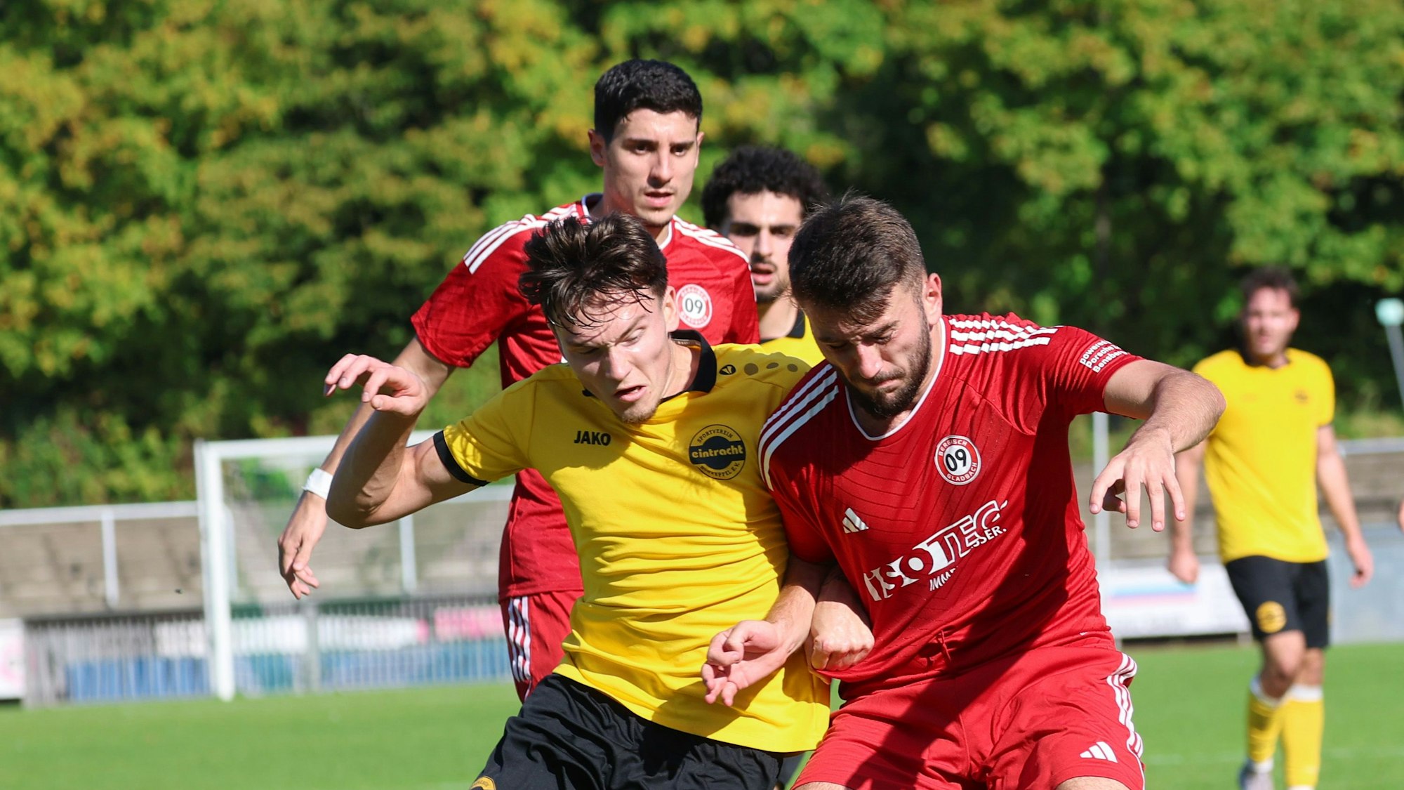 Ardit Mimini im Zweikampf mit einem Hohkeppeler.