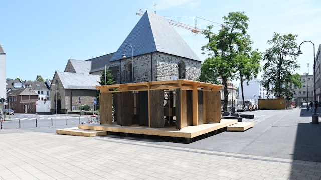 12.06.2025 Köln. Der Blick auf den Waidmarkt mit dem Pavillon „Panorama Waidmarkt“. Nach dem Unfall beim Bau der U-Bahn-Linie will die Stadtverwaltung den Ort auch in den kommenden Jahren durch „temporäre künstlerische Interventionen“ attraktiver machen. Foto: Alexander Schwaiger