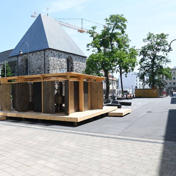 12.06.2025 Köln. Der Blick auf den Waidmarkt mit dem Pavillon „Panorama Waidmarkt“. Nach dem Unfall beim Bau der U-Bahn-Linie will die Stadtverwaltung den Ort auch in den kommenden Jahren durch „temporäre künstlerische Interventionen“ attraktiver machen. Foto: Alexander Schwaiger
