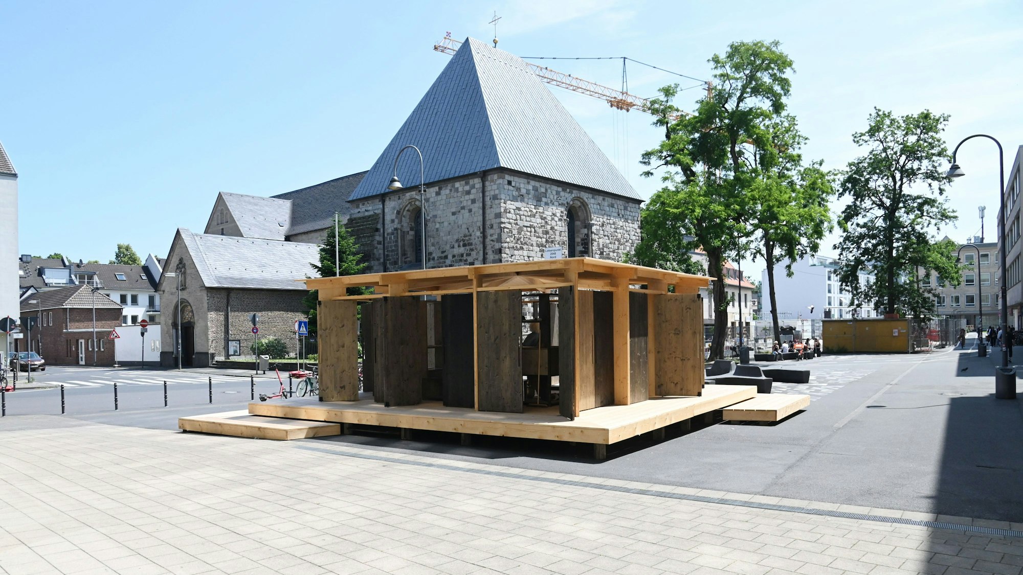 12.06.2025 Köln. Der Blick auf den Waidmarkt mit dem Pavillon „Panorama Waidmarkt“. Nach dem Unfall beim Bau der U-Bahn-Linie will die Stadtverwaltung den Ort auch in den kommenden Jahren durch „temporäre künstlerische Interventionen“ attraktiver machen. Foto: Alexander Schwaiger