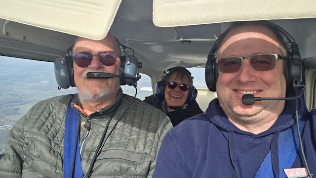 Drei Menschen in einem Flugzeug