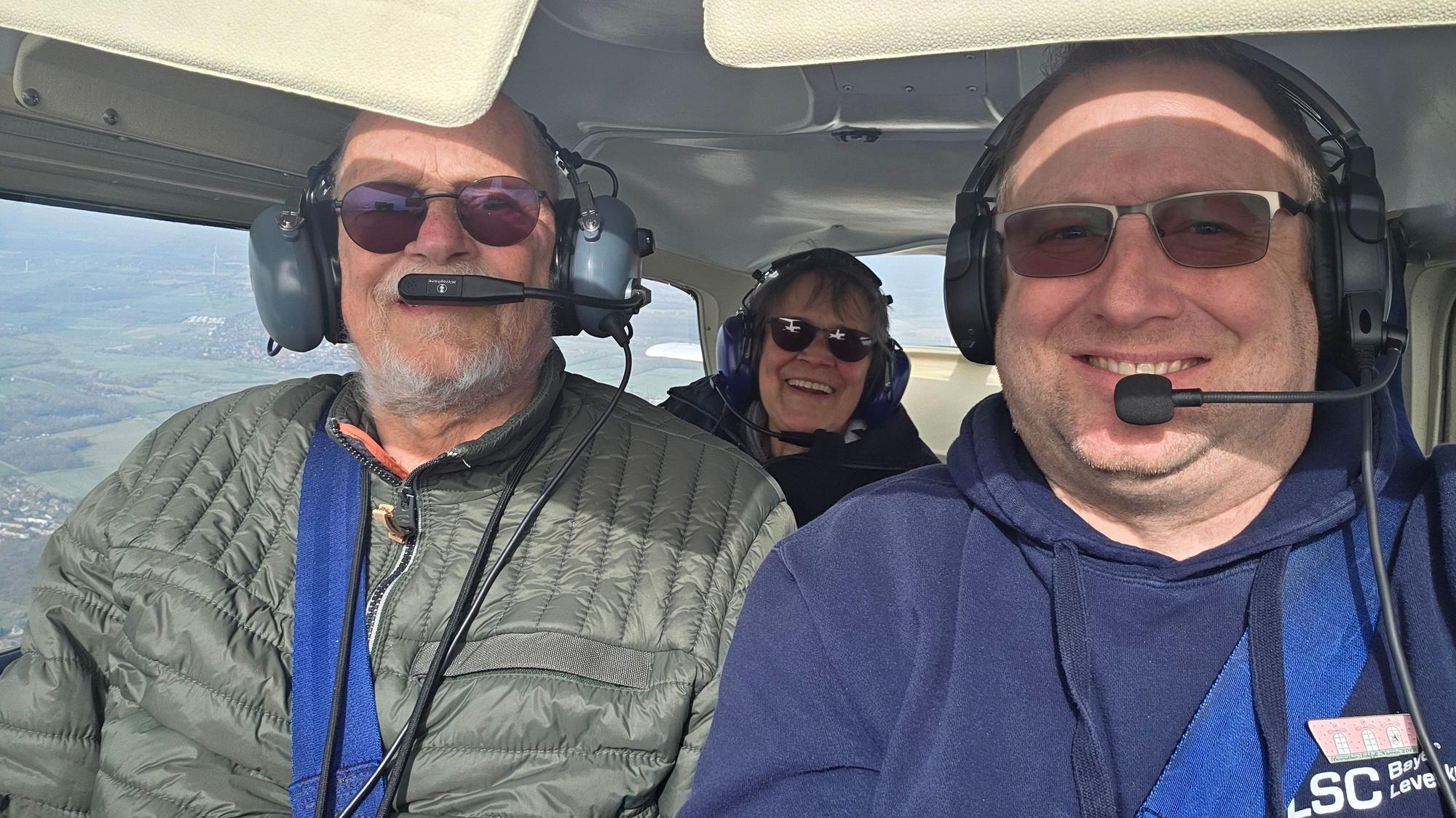 Drei Menschen in einem Flugzeug