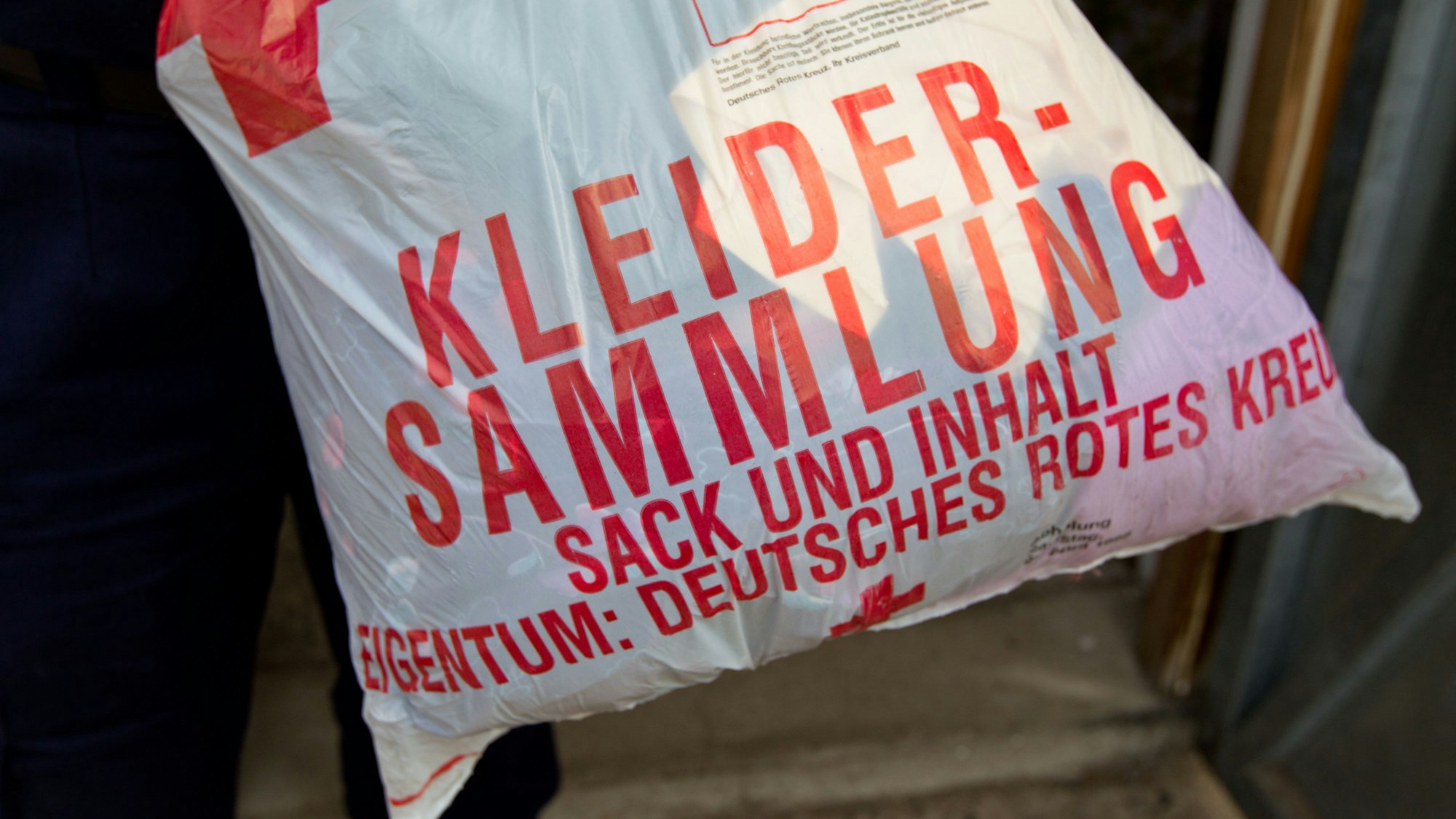 Ein Sack mit einer Spende für die Kleiderannahmestelle des Deutschen Roten Kreuzes.