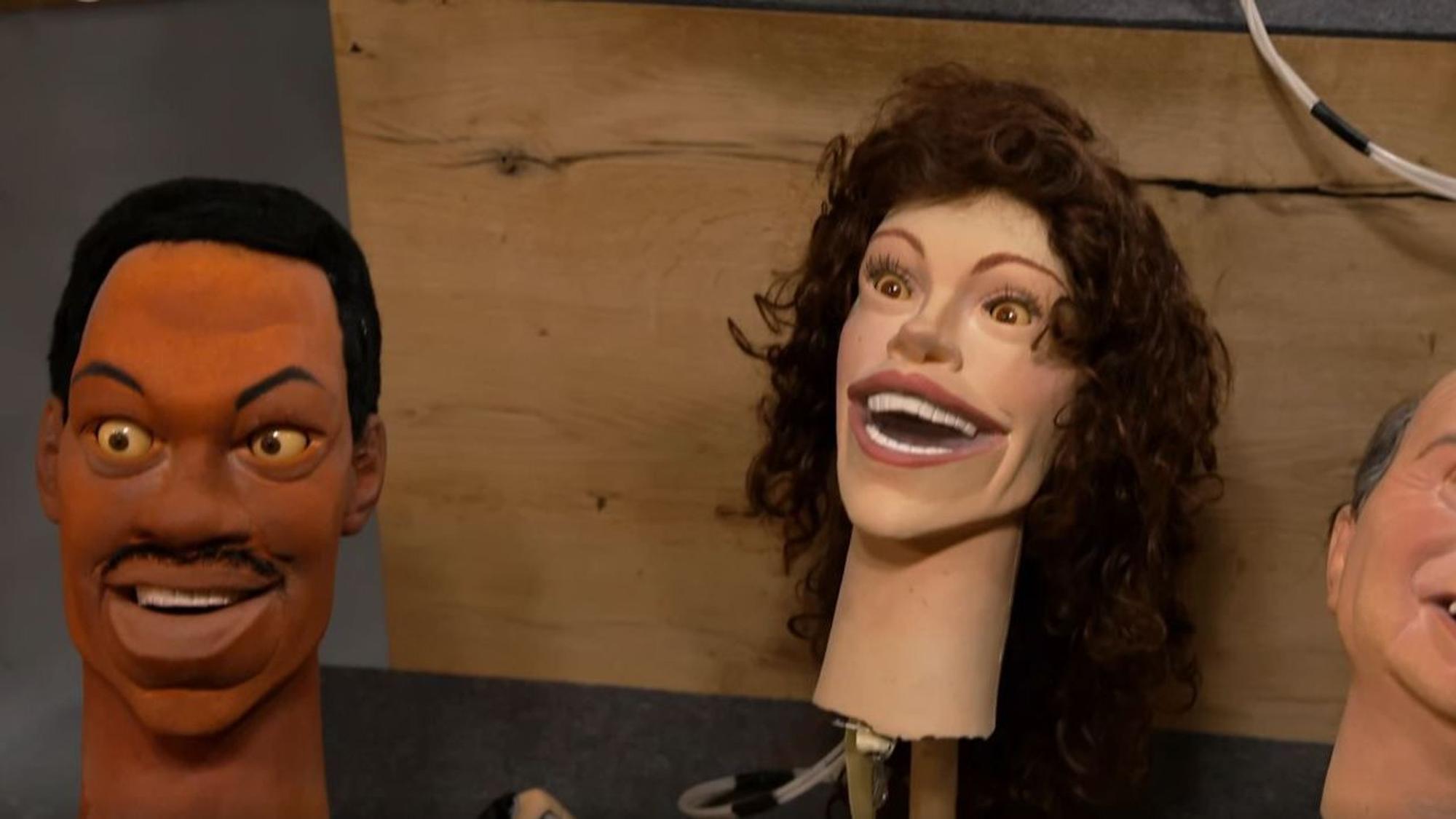 Zwei der TV-Gummipuppen bei „Bares für Rares“: Eddie Murphy und Julia Roberts.