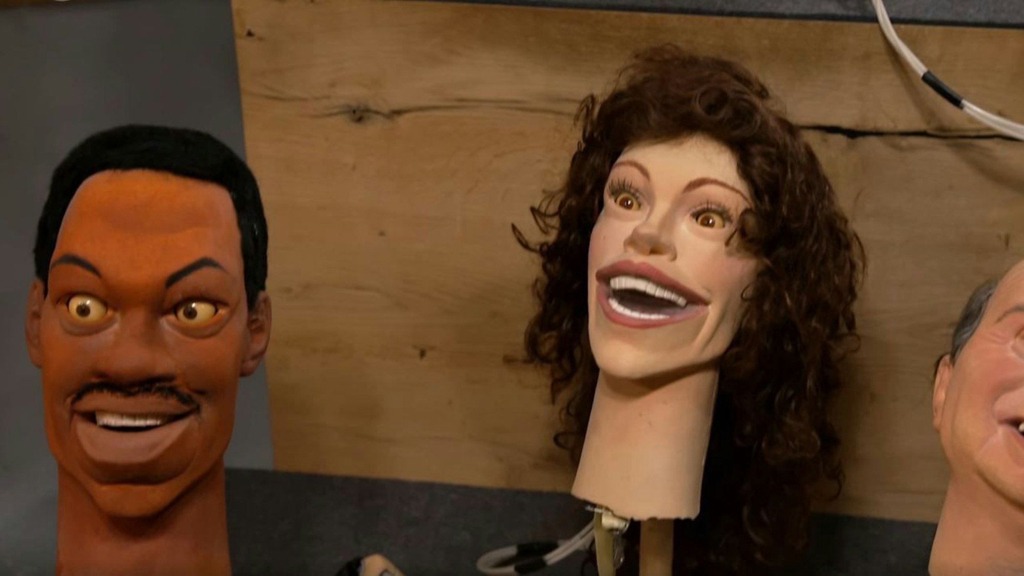 Zwei der TV-Gummipuppen bei „Bares für Rares“: Eddie Murphy und Julia Roberts.