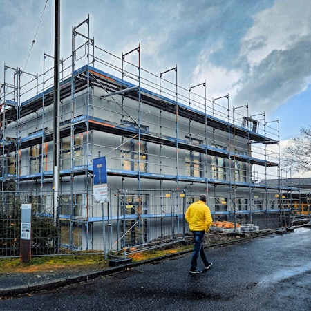 Die Gemeinschaftsgrundschule im Waldbröler Stadtteil Isengarten bekommt einen großzügigen Anbau. Dieser wird gerade in Modelbauweise errichtet und nähert sich rasant seiner Fertigstellung.