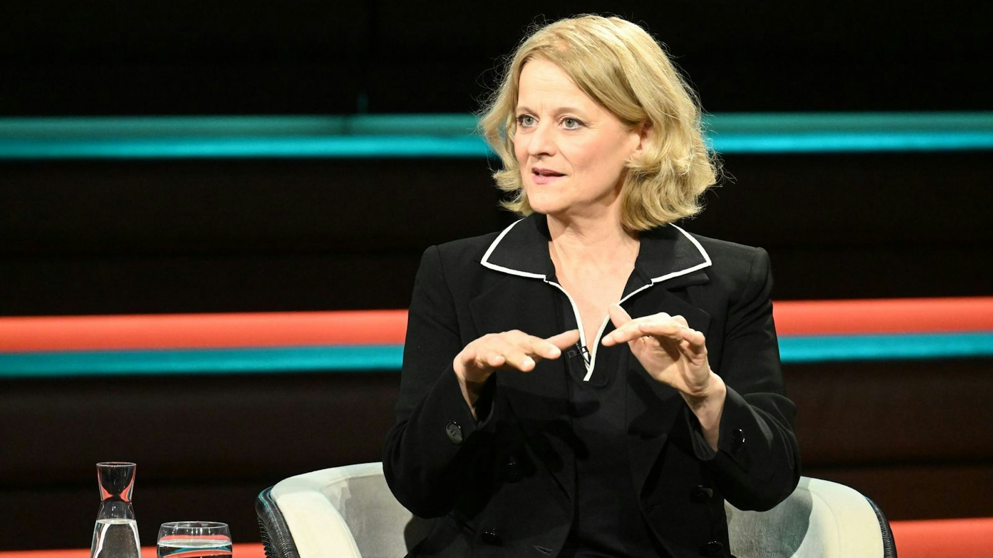 Journalistin Kristina Dunz erklärte, dass der Angriff auf den Iran ein klarer Völkerrechtsbruch durch Israel und die USA sei. (Bild: ZDF / Cornelia Lehmann)