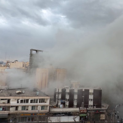 Eine Straße voller Rauch nach einer Explosion in Teheran. (Symbolbild)