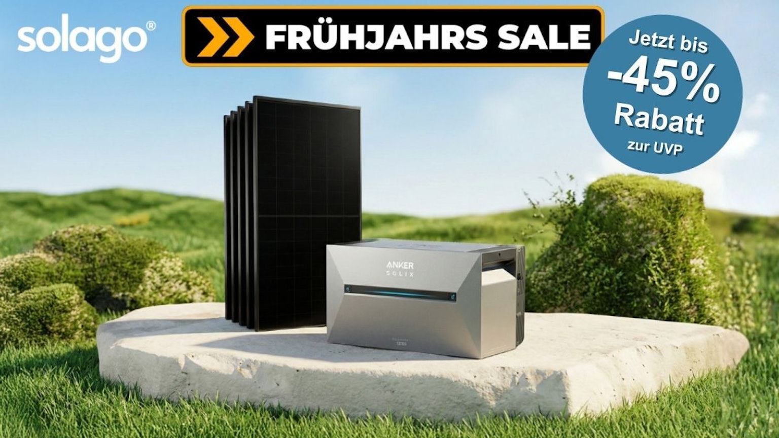 Solago Balkonkraftwerk mit AIKO-Solarpanelen und Anker-SOLIX-Speicher vor grünem Wiesen-Hintergrund mit blauem Himmel.