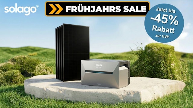 Solago Balkonkraftwerk mit AIKO-Solarpanelen und Anker-SOLIX-Speicher vor grünem Wiesen-Hintergrund mit blauem Himmel.