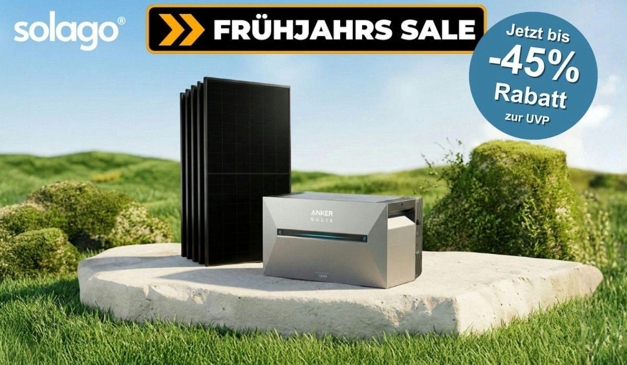 Solago Balkonkraftwerk mit AIKO-Solarpanelen und Anker-SOLIX-Speicher vor grünem Wiesen-Hintergrund mit blauem Himmel.