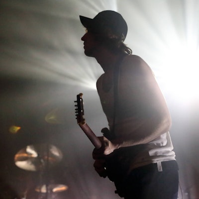 Cameron Winter von der Band Geese bei einem Konzert im Astra Kulturhaus in Berlin, 15. März 2026.