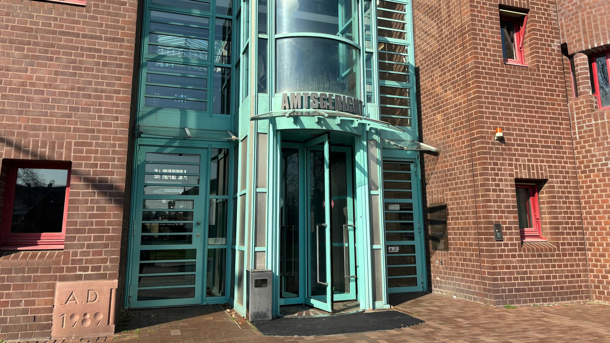 Das Foto zeigt den Eingang zum Amtsgericht.