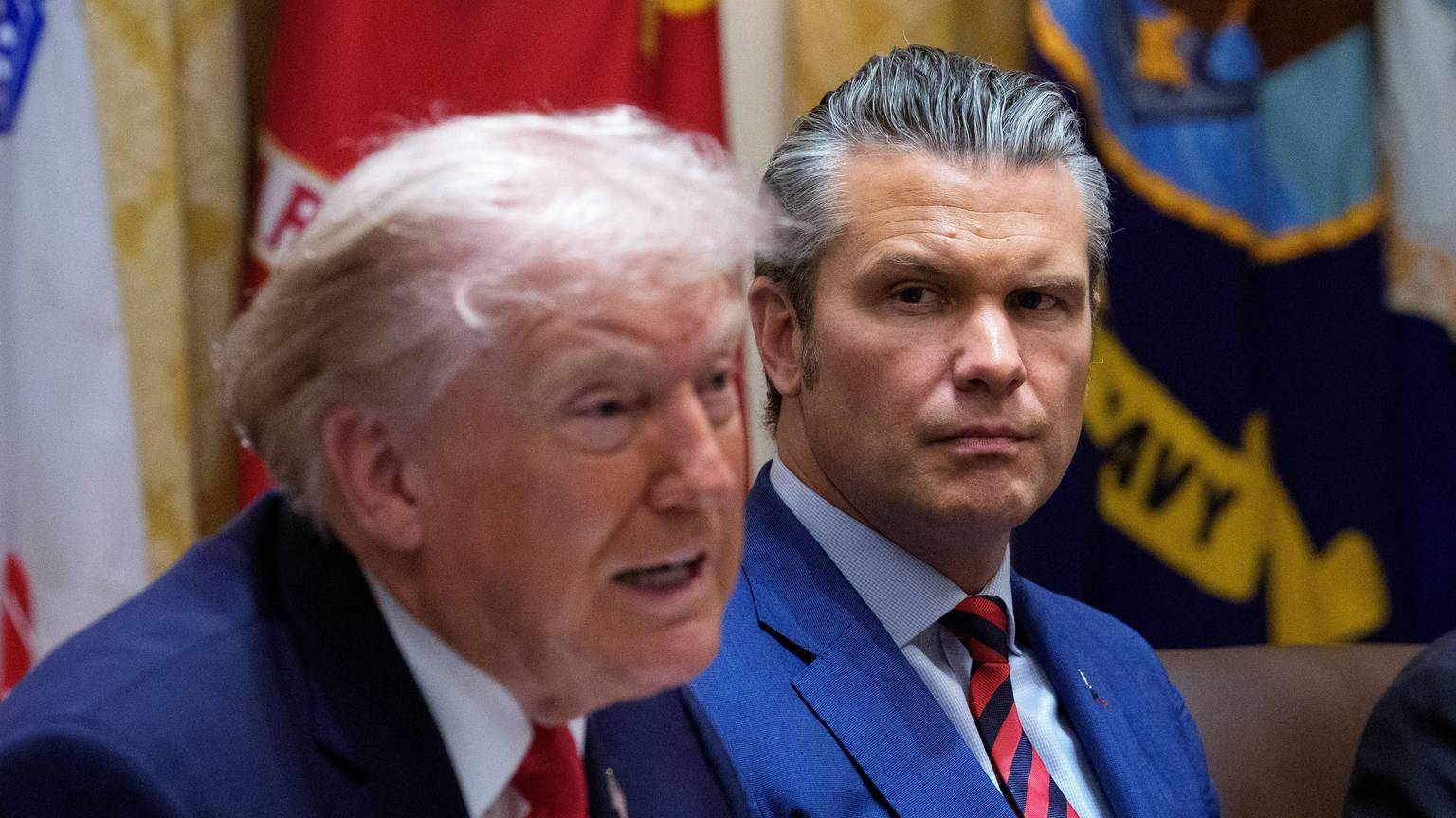 US-Präsident Donald Trump (l.) und US-Verteidigungsminister Pete Hegseth bei einer Kabinettssitzung. (Archivbild)