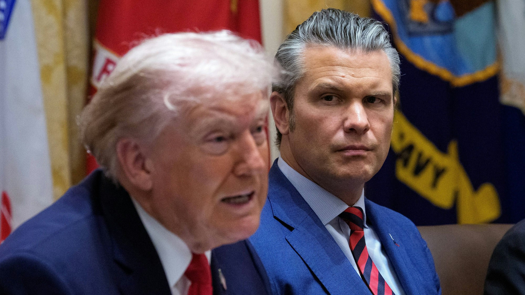 US-Präsident Donald Trump (l.) und US-Verteidigungsminister Pete Hegseth bei einer Kabinettssitzung. (Archivbild)