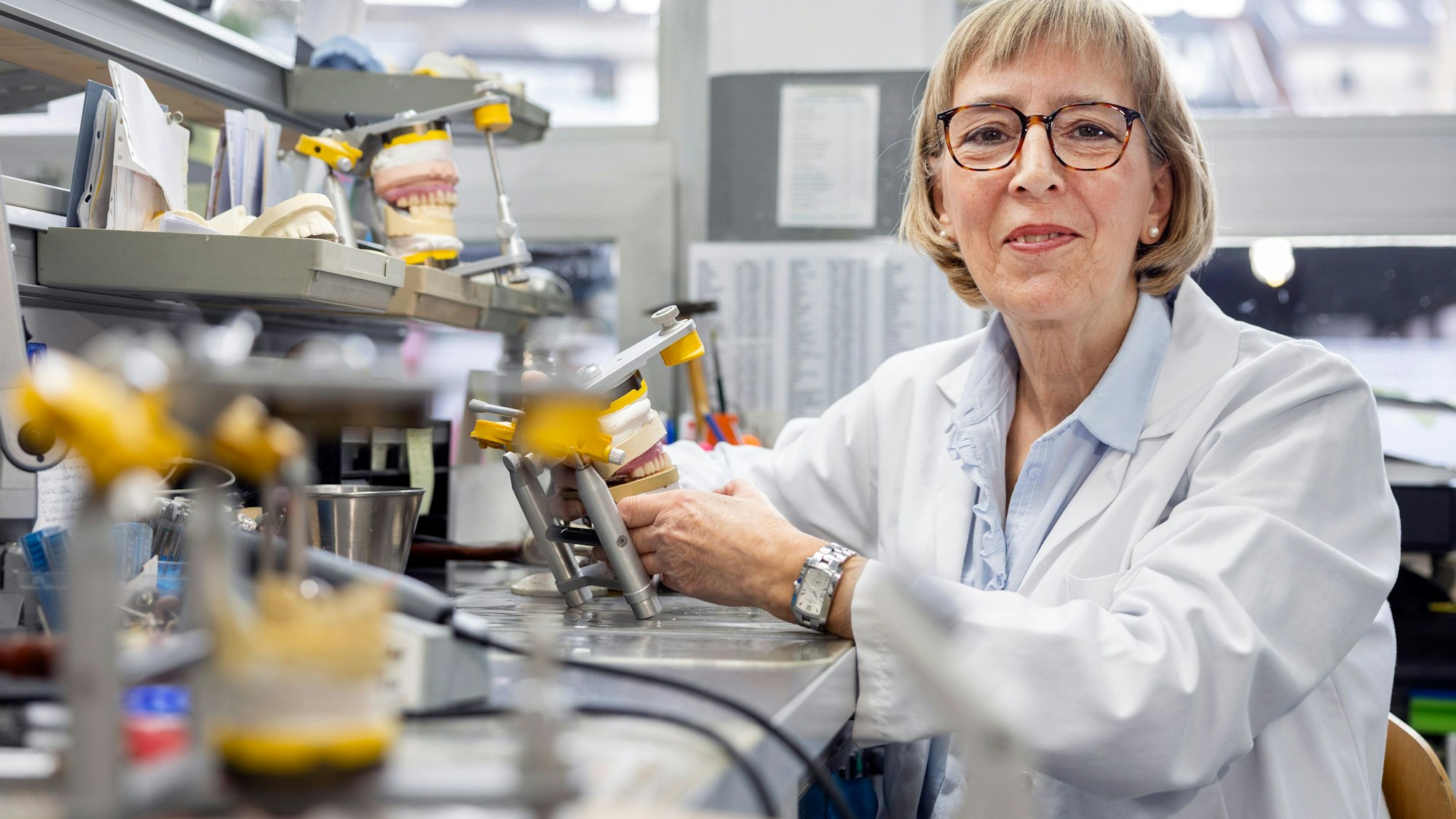 Gabriele Lachmann an ihrem Arbeitsplatz im Dental-Labor Fuhr