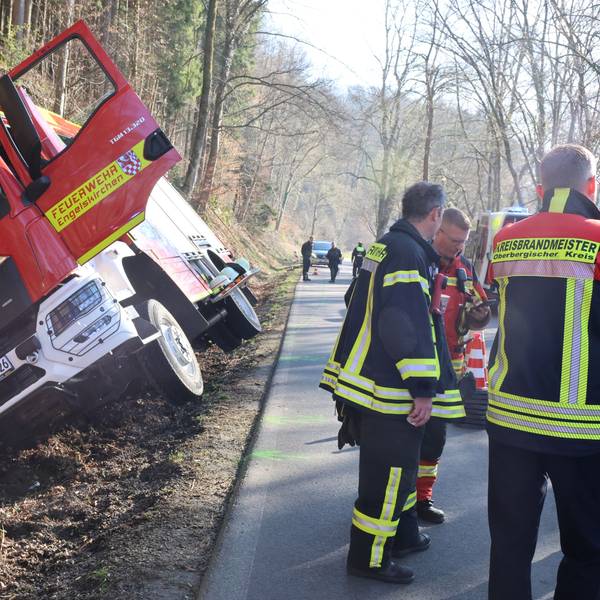 Zu sehen ist ein verunglücktes Feuerwehrauto.