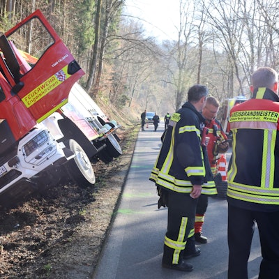 Zu sehen ist ein verunglücktes Feuerwehrauto.