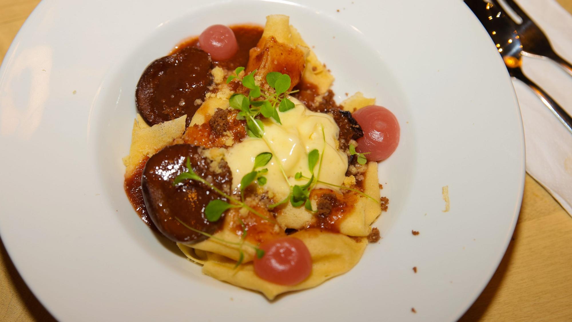 Sternekoch Maximilian Lorenz präsentiert sein Dessert.