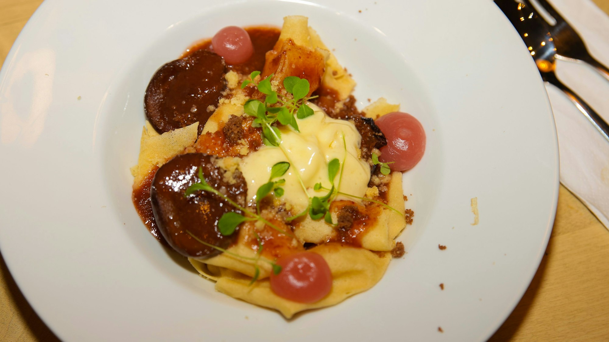 Sternekoch Maximilian Lorenz präsentiert sein Dessert.