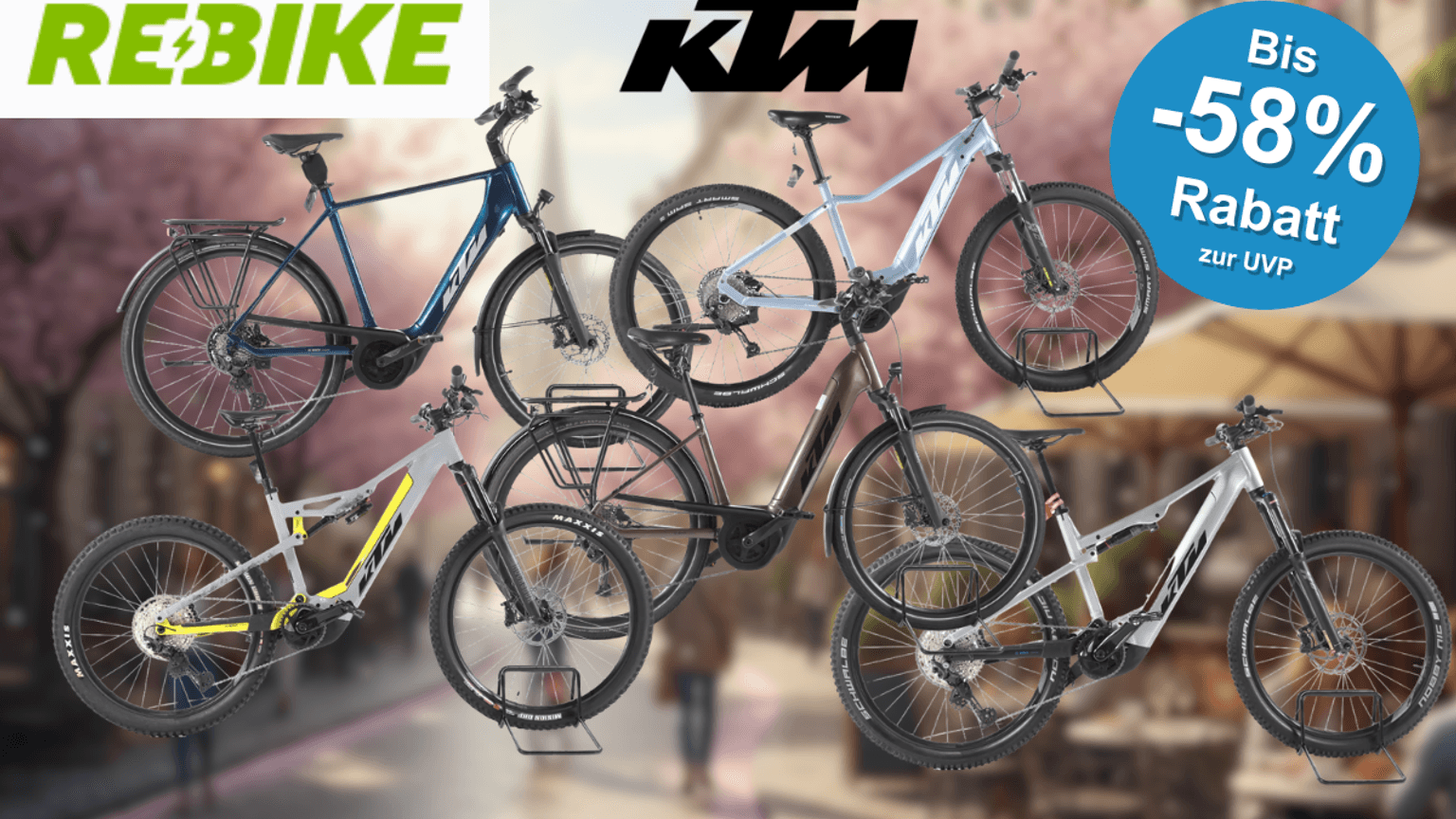 KTM E-Bikes vor einer frühlingshaften Innenstadtkulisse mit blühenden Bäumen im Hintergrund