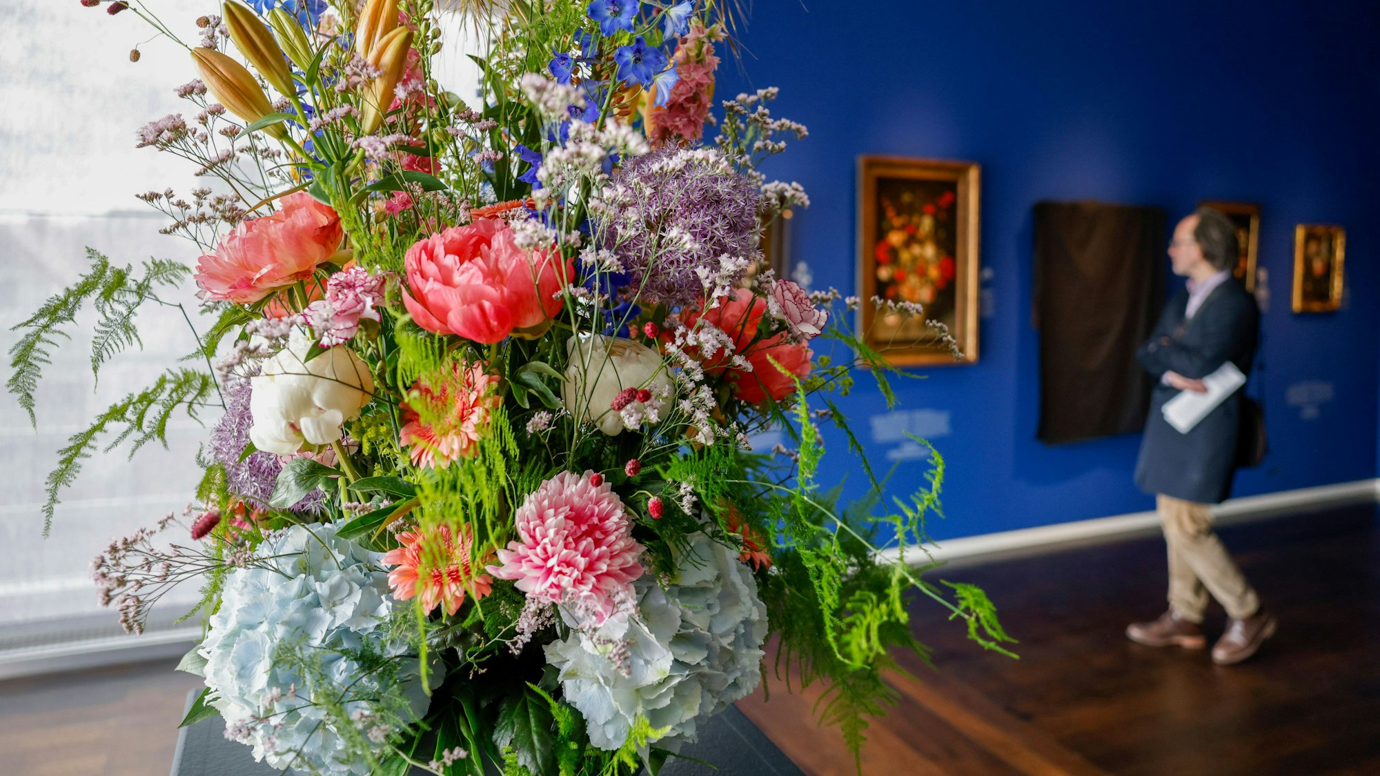 Ein besonderes Exponat in der Ausstellung ´Blooming - Barocke Blütenpracht» ist ein stets frisch arrangiertes Blumengebinde das auf einem eigenen Sockel präsentiert wird. (Archivbild)