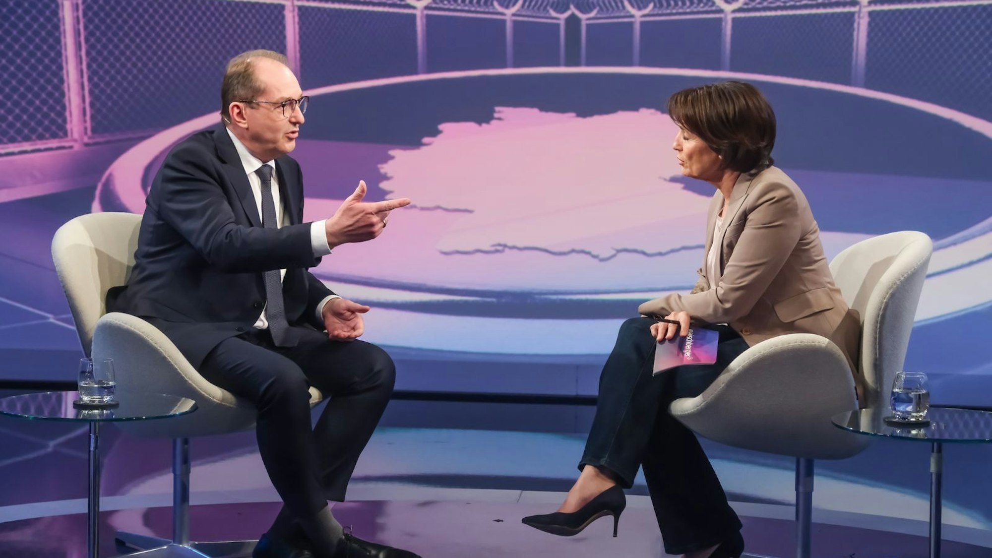Alexander Dobrindt war am Mittwochabend bei Sandra Maischberger zu Gast. (Bild: WDR/Oliver Ziebe)