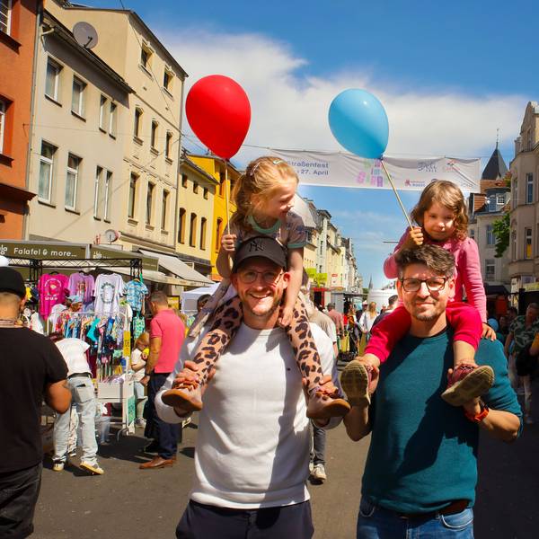 Straßenfest auf der Berrenrather Straße in Köln: In Sülz und Klettenberg lädt „Bunt im Carrée“ zum verkaufsoffenen Sonntag ein.