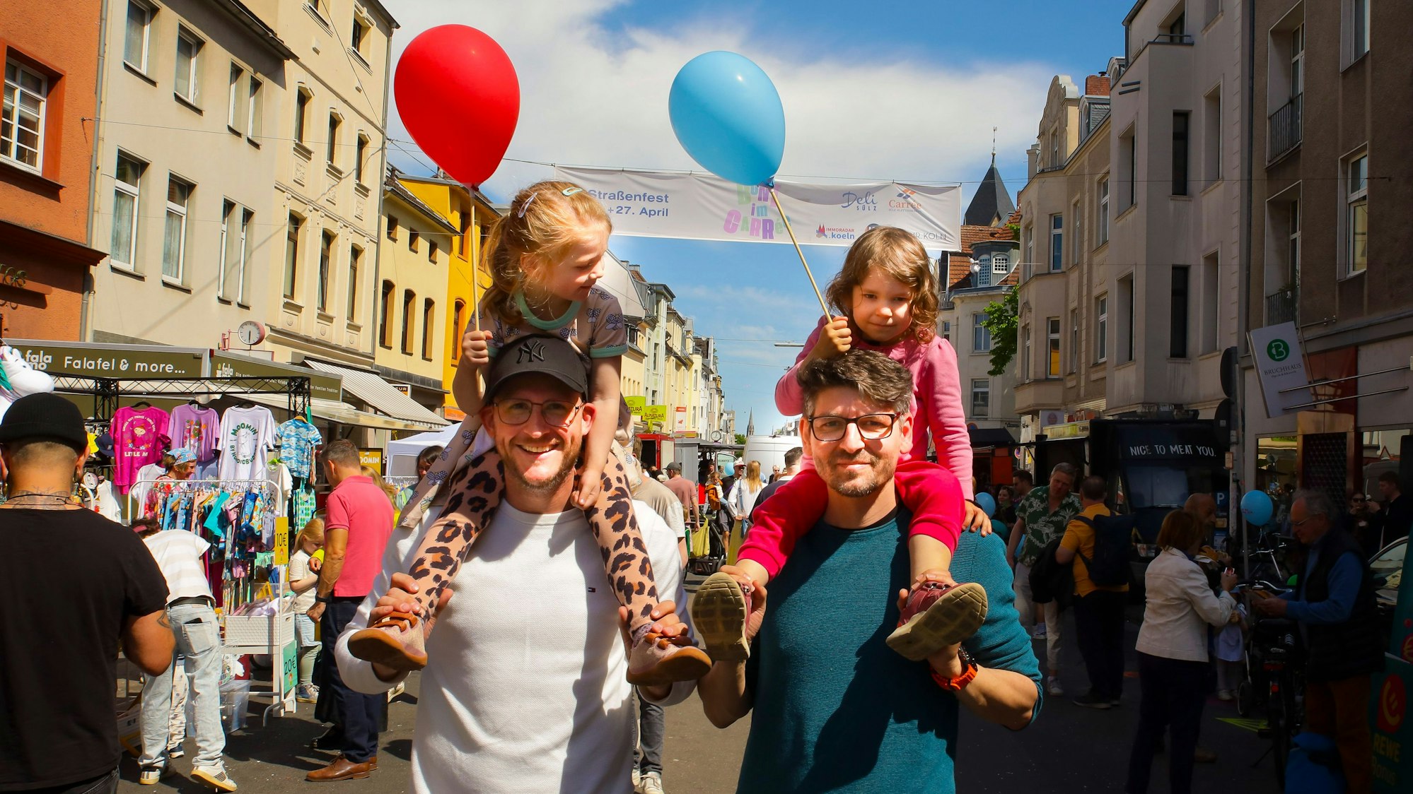 Straßenfest auf der Berrenrather Straße in Köln: In Sülz und Klettenberg lädt „Bunt im Carrée“ zum verkaufsoffenen Sonntag ein.