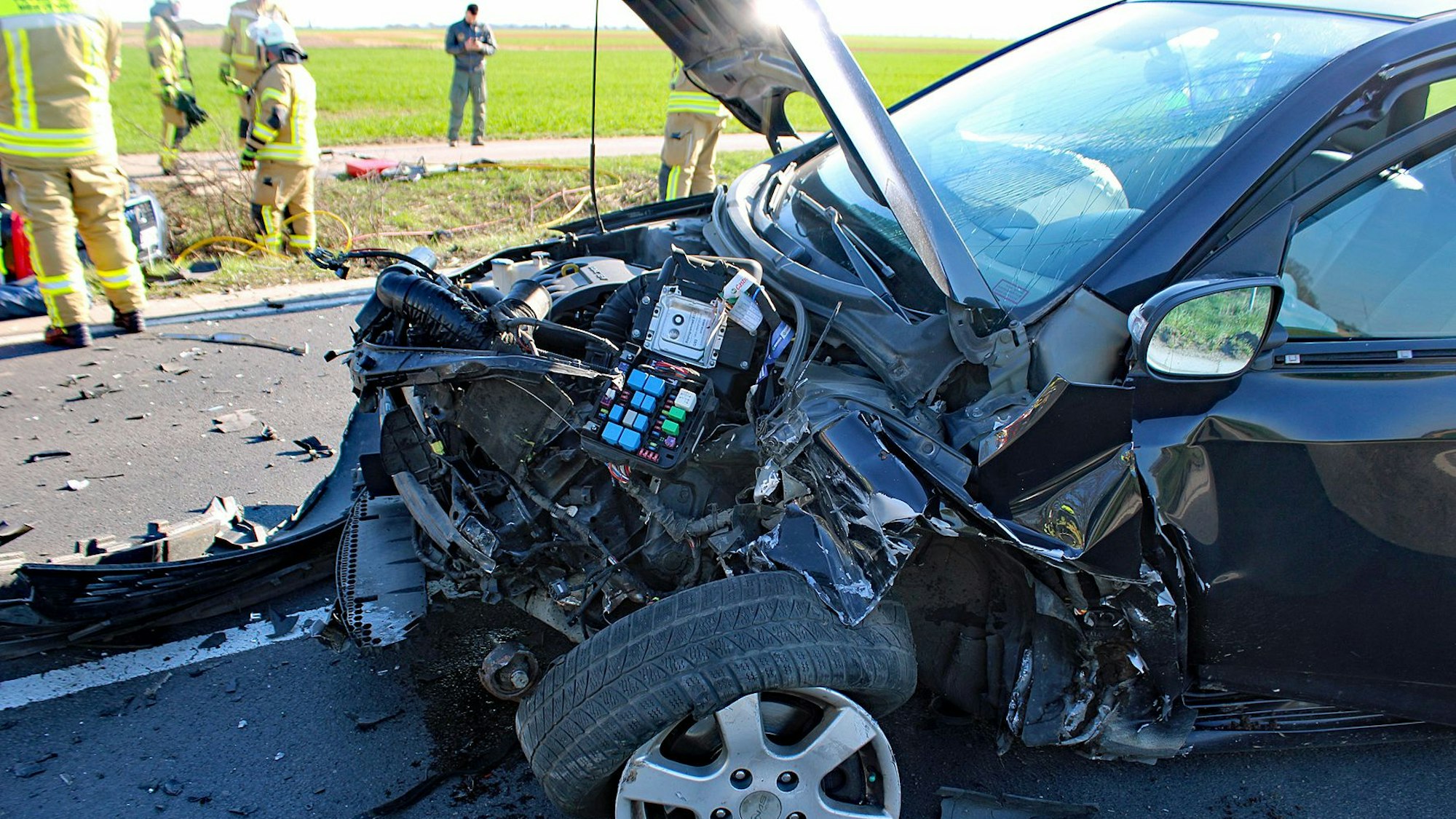 Einer der Pkw nach dem Frontalzusammenstoß auf der Landstraße.