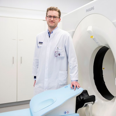 16.03.2026, Köln: Im April startet das Lungenkrebsscreening an der Uniklinik Köln, das Lungenkrebs bei Raucherinnen und Rauchern früher erkennen soll.
Im Bild Dr. S. Lennartz an einem CT mit dem die Screenings durchgeführt werden.
Foto: Michael Bause