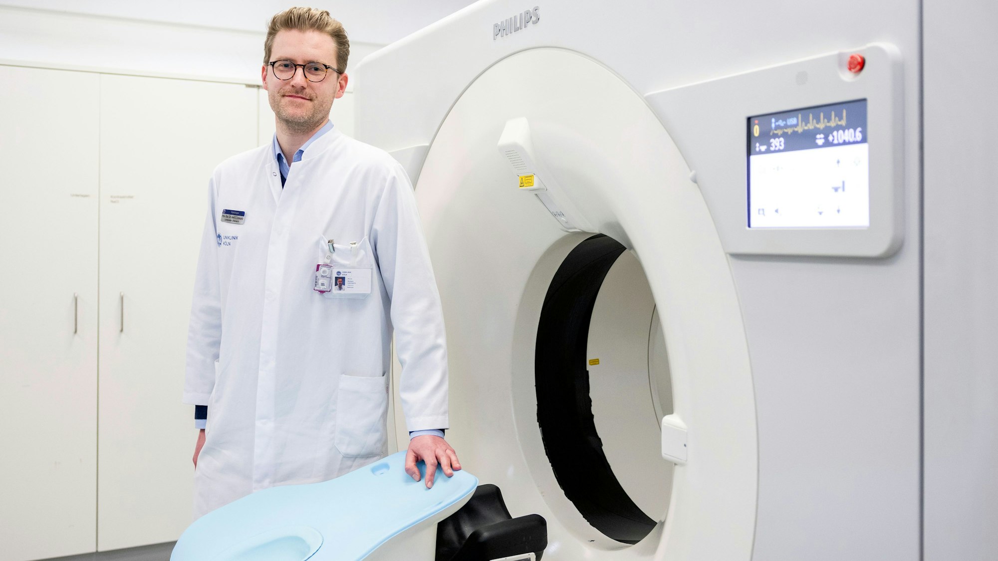 16.03.2026, Köln: Im April startet das Lungenkrebsscreening an der Uniklinik Köln, das Lungenkrebs bei Raucherinnen und Rauchern früher erkennen soll.
Im Bild Dr. S. Lennartz an einem CT mit dem die Screenings durchgeführt werden.
Foto: Michael Bause