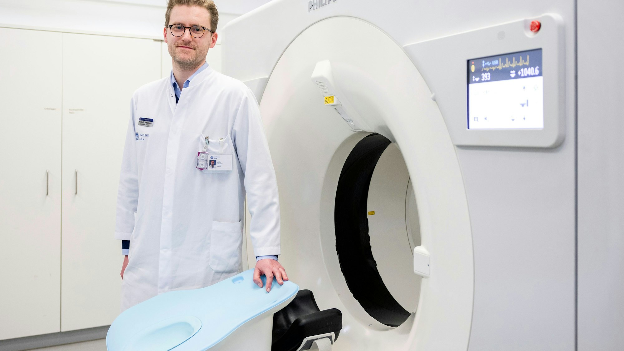 Dr. Simon Lennartz ist Radiologe an der Uniklinik Köln. Bald scannt er die ersten Raucherinnen und Raucher prophylaktisch.