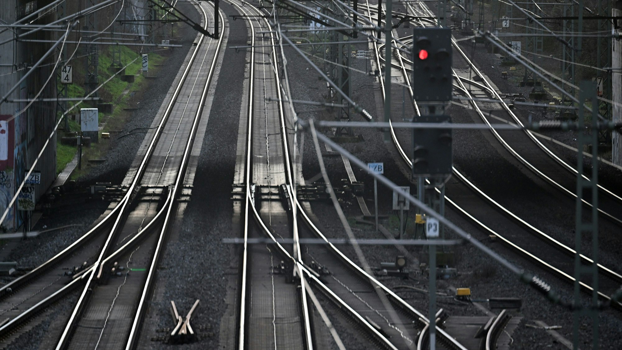 Bahngleise in Düsseldorf: Die deutsche Regelung zum Preisdeckel für die Schienennutzung im Nahverkehr ist dem Europäischen Gerichtshof (EuGH) zufolge rechtswidrig.