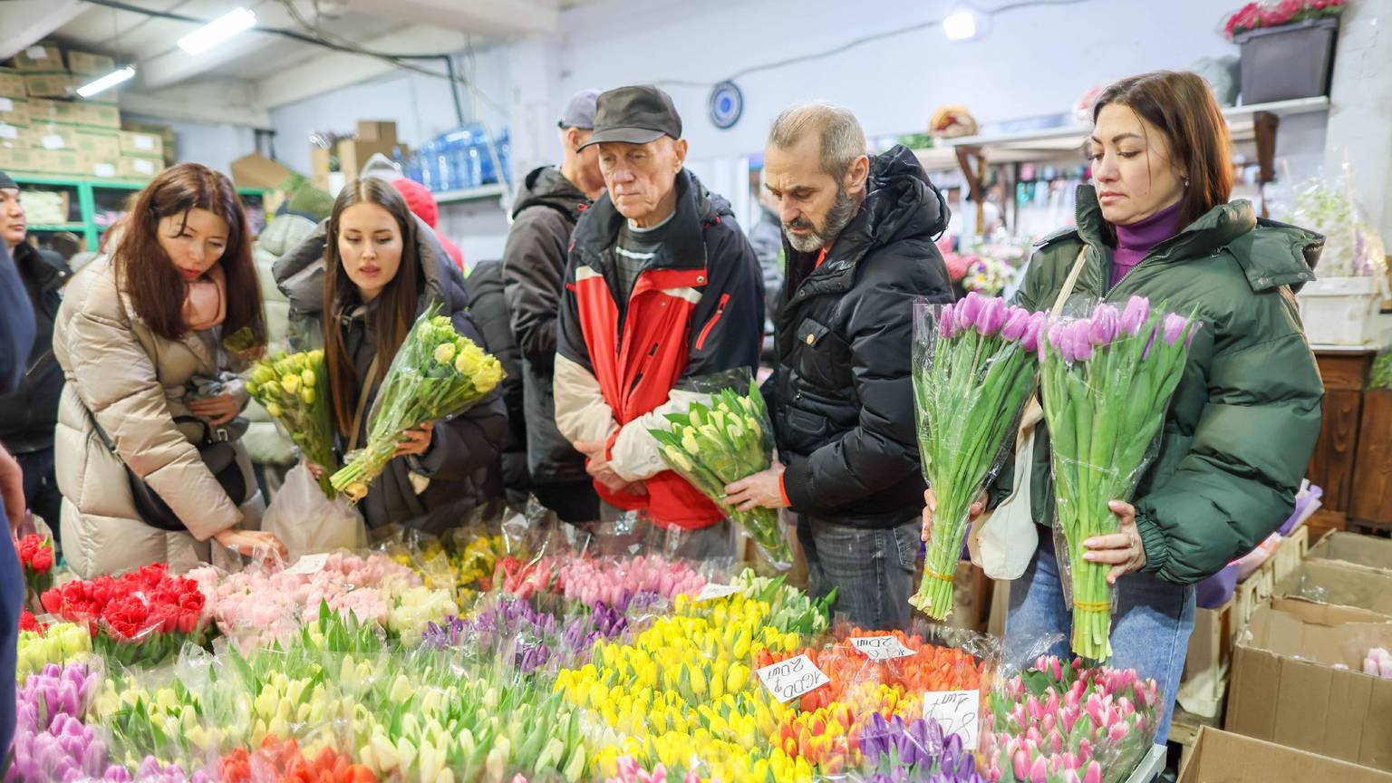 Tulpenverkauf auf einem Frühlingsmarkt.
