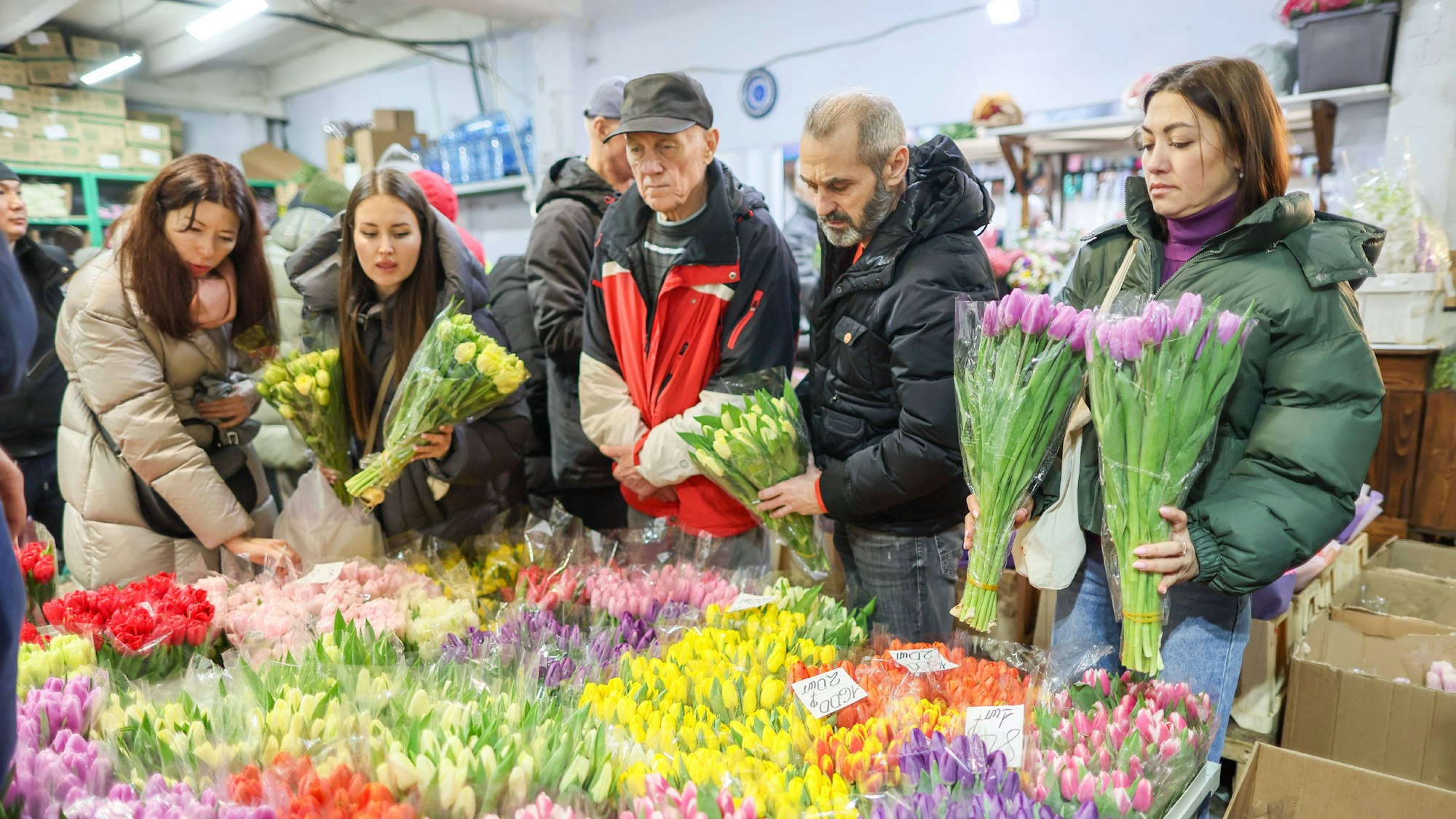 Tulpenverkauf auf einem Frühlingsmarkt.