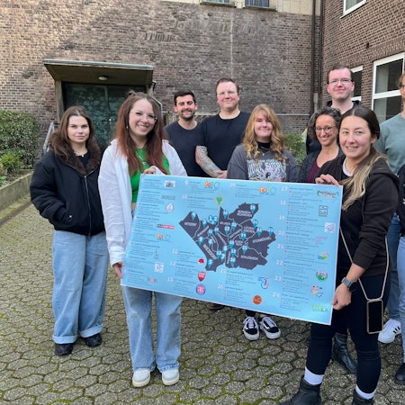 Verantwortliche zeigen die Einrichtungen, die sich zum neuen Verein Jugendszene Leverkusen zusammengeschlossen haben.