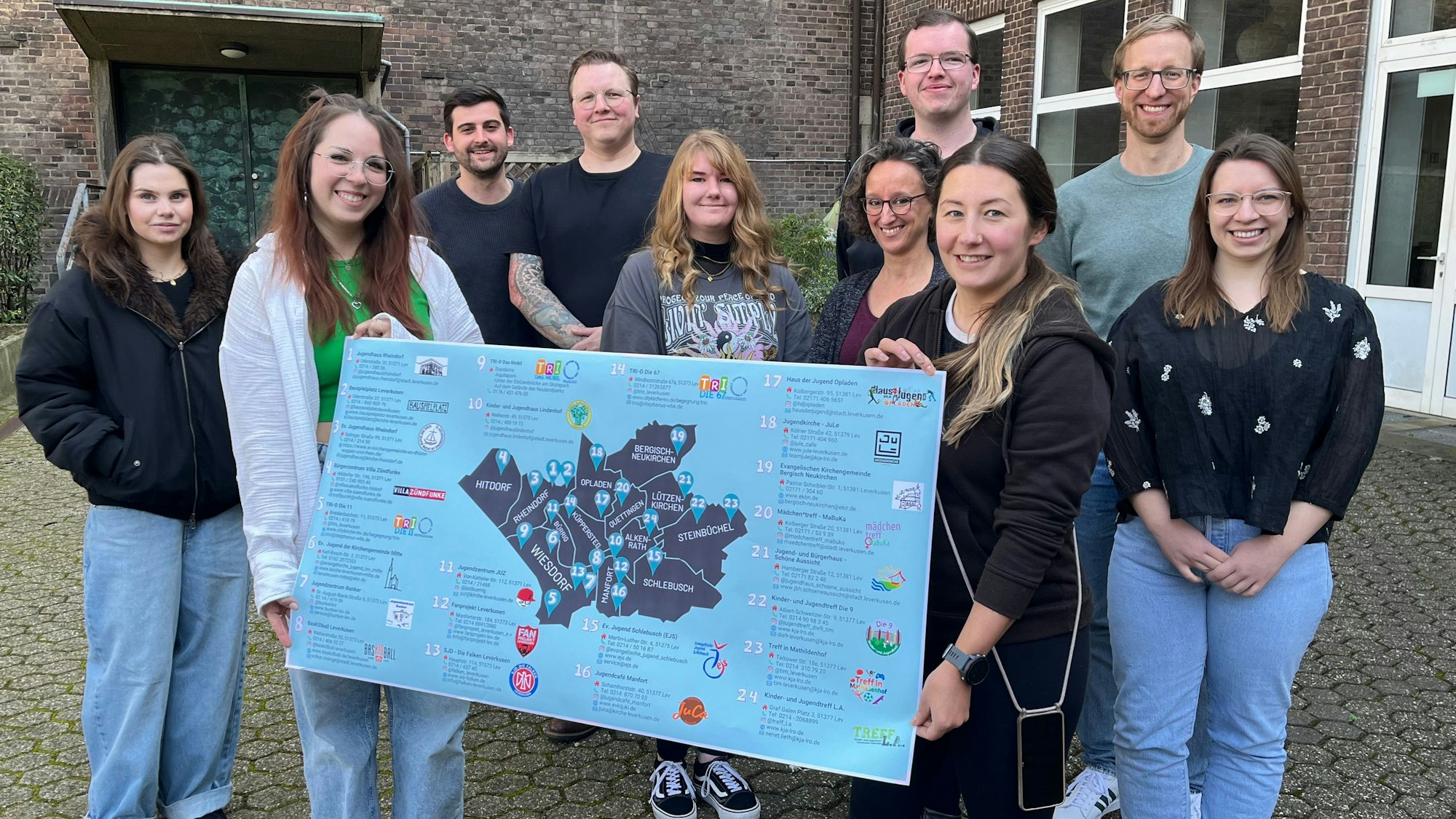 Verantwortliche zeigen die Einrichtungen, die sich zum neuen Verein Jugendszene Leverkusen zusammengeschlossen haben.