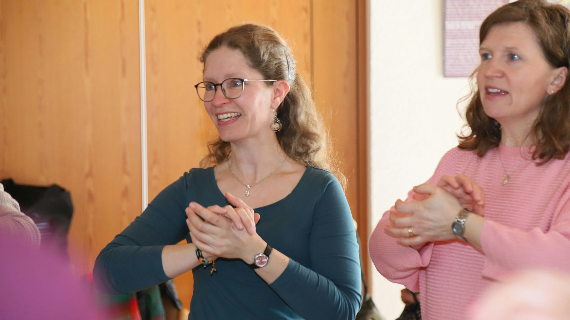 Sprechen, Atmen, Körperübungen - und vor allem viel Spaß: Das macht die Proben der Klangfarben aus Eitorf so besonders.