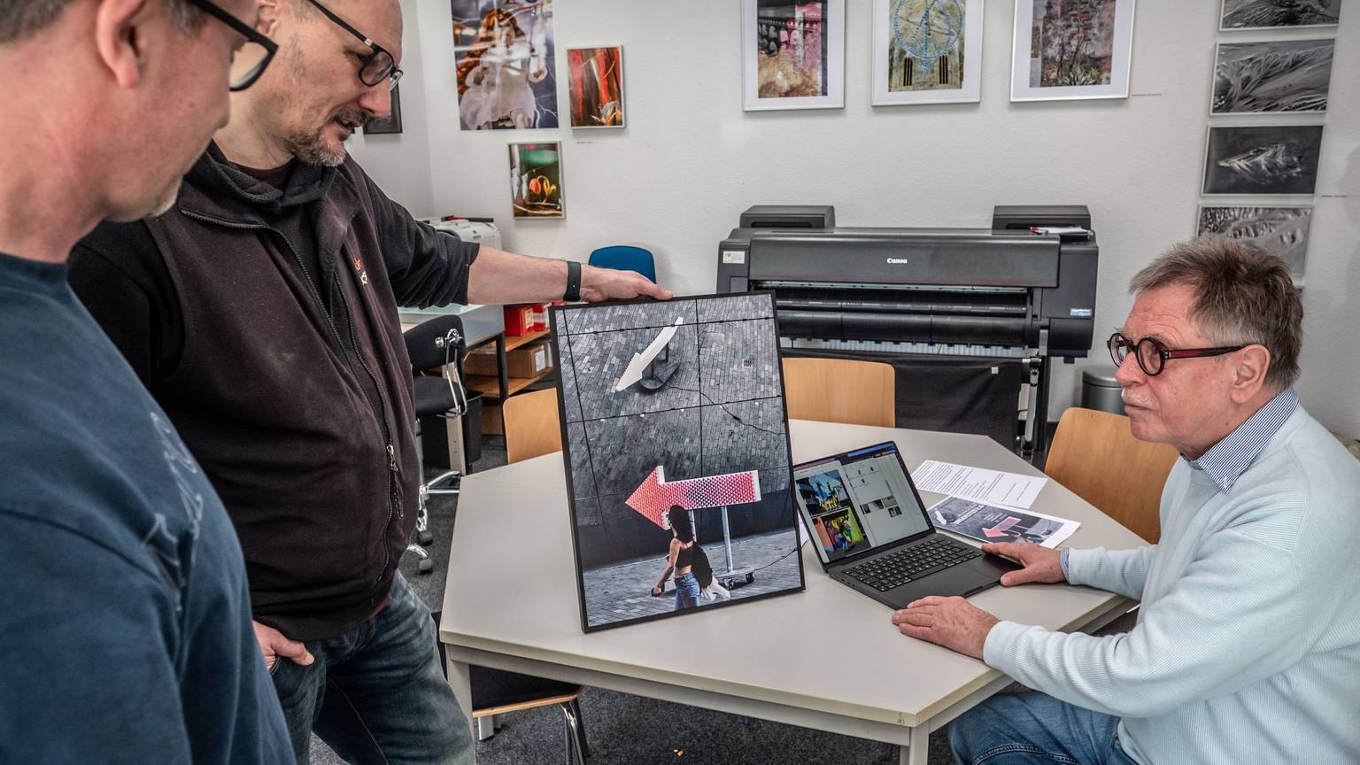 Bayer-Fotoclub: Jürgen Neumann (rechts), Carsten Nichte und Lars Klein bereiten die Ausstellung vor.