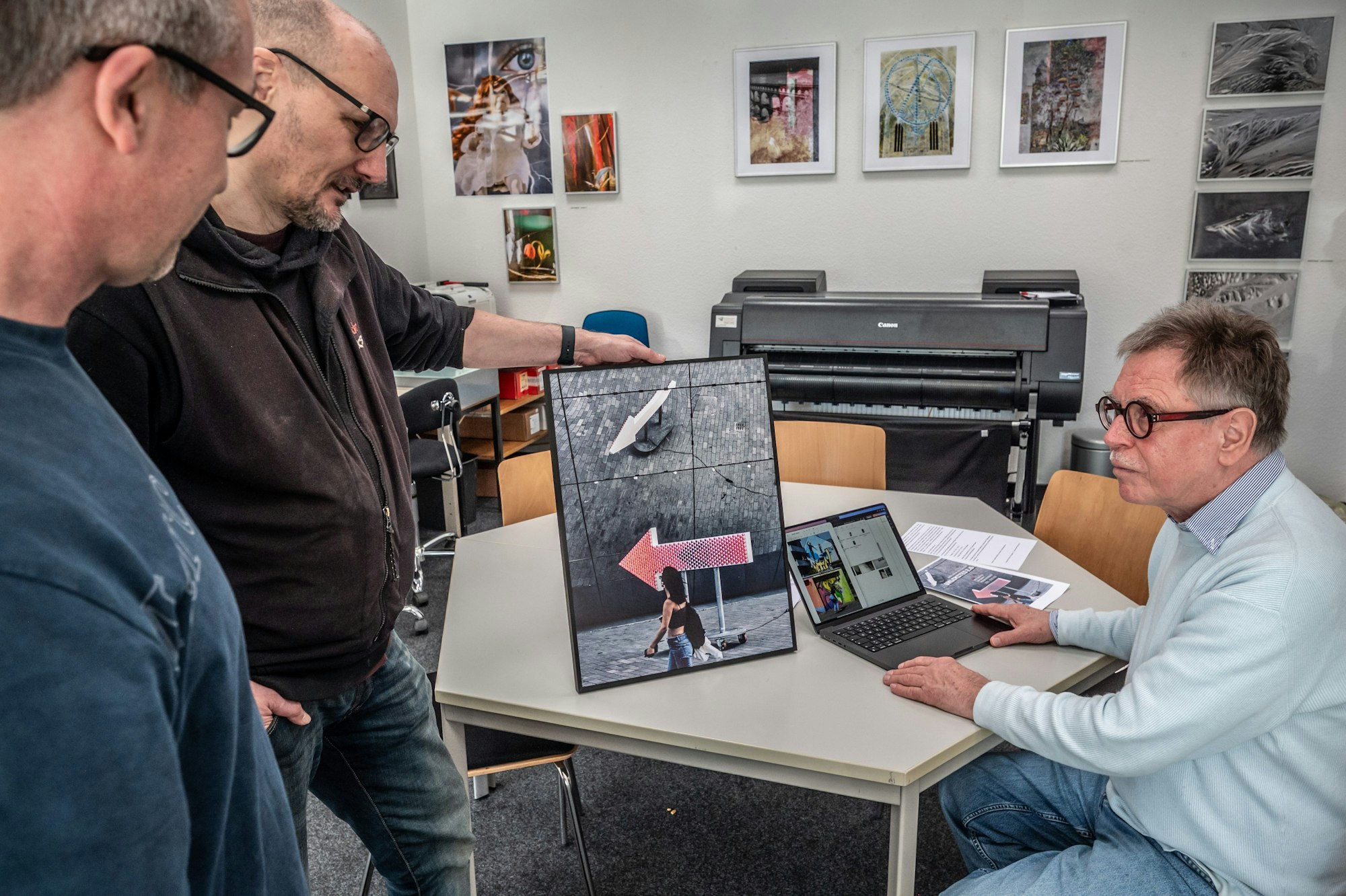 Bayer-Fotoclub: Jürgen Neumann (rechts), Carsten Nichte und Lars Klein bereiten die Ausstellung vor.